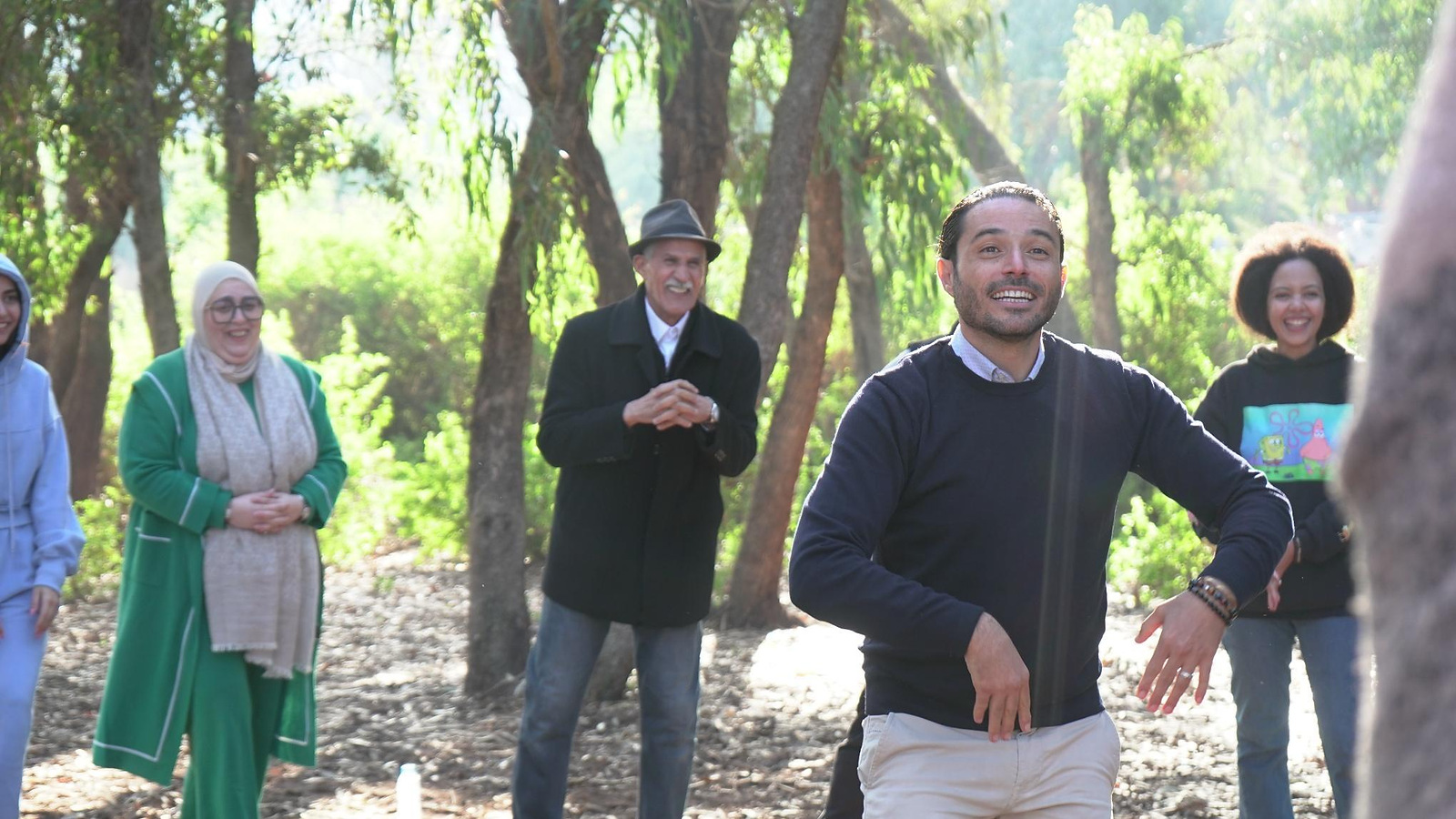 Yassine Kettani animant un atelier expérientiel en extérieur avec un groupe de participants