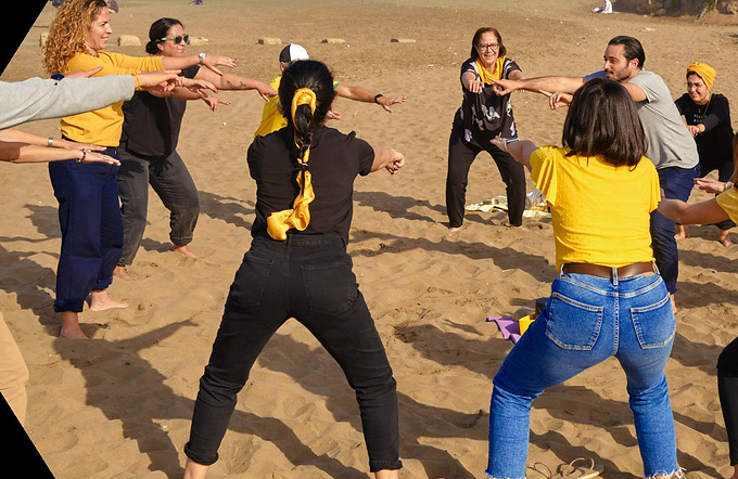 Exercice de cohésion en cercle sur la plage